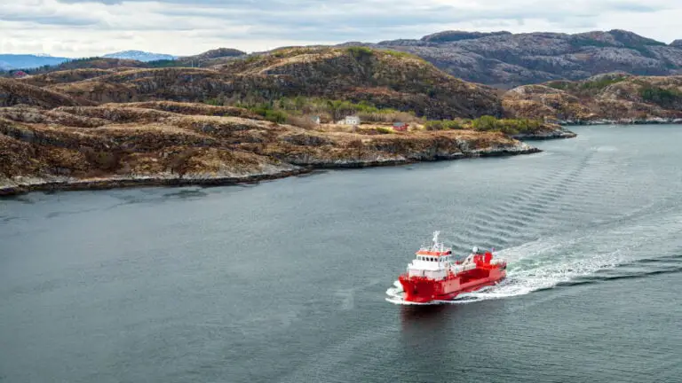 Le plateau continental, le moteur économique norvégien expliqué 22 Petit navire de service de l'industrie pétrolière en Norvège.