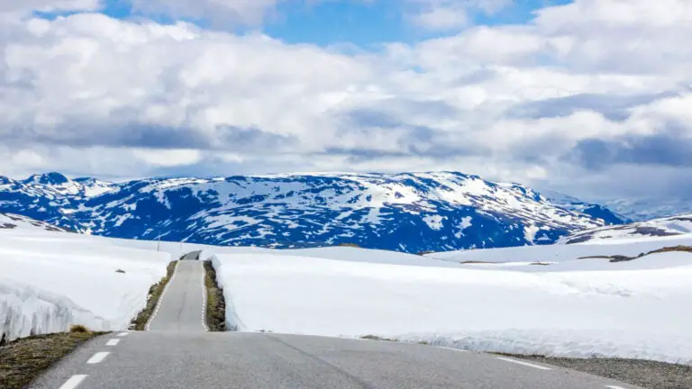 La route panoramique d'Aurlandsfjellet est également connue sous le nom de route des neiges.