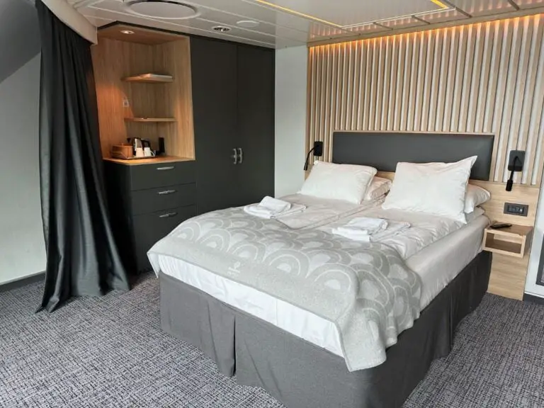 Une cabine premium sur le bateau de croisière côtière Havila Capella.