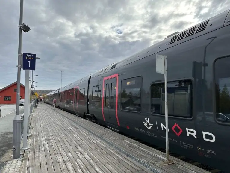 Train SJ à la gare de Røros.
