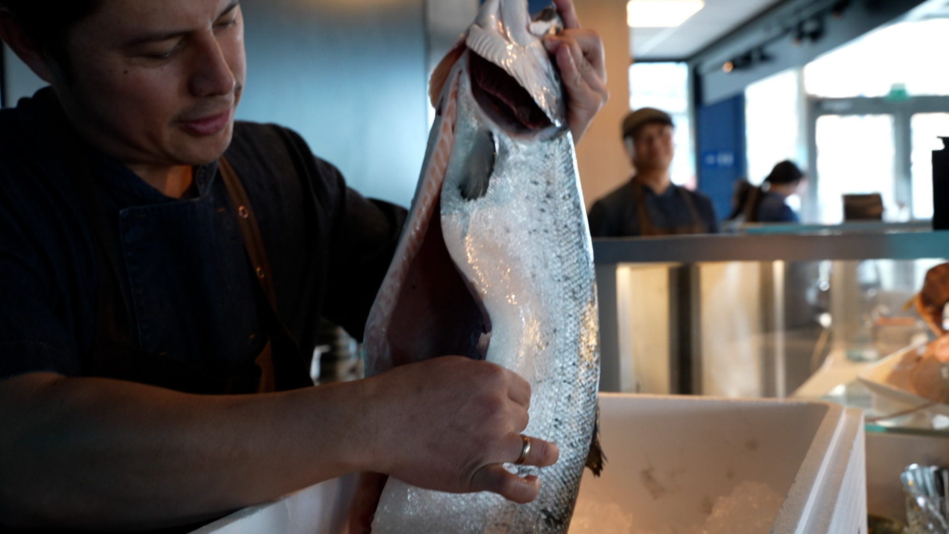 Le saumon peut être préparé de nombreuses façons, du sashimi au saumon fumé traditionnel. /Gasser/CGTN