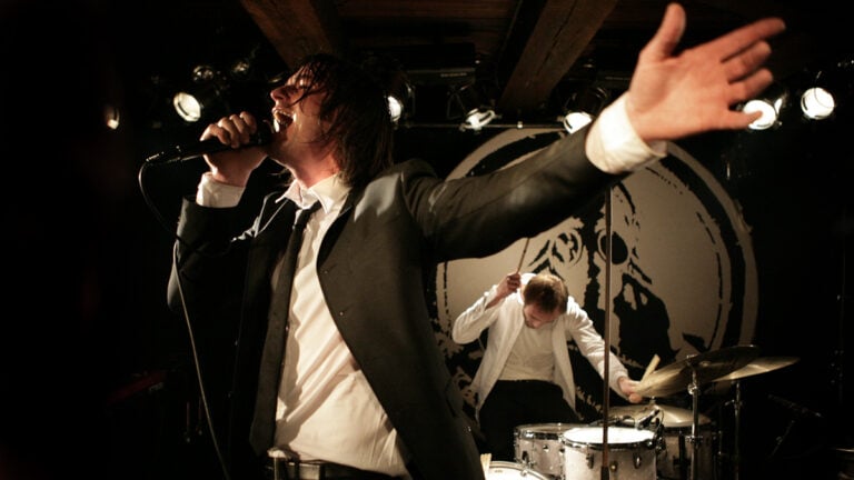 L'histoire de l'orchestre norvégien Kaizers 16 Kaizers Orchestra se produisant lors des sessions P3 à Loppen, Copenhague, Danemark. Photo : Kim Erlandsen / NRK P3 (Creative Commons)