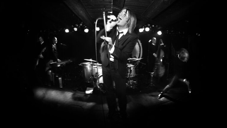 L'histoire de l'orchestre norvégien Kaizers 18 Kaizers Orchestra en concert à Copenhague, au Danemark. Photo : Kim Erlandsen, NRK P3 (Creative Commons)