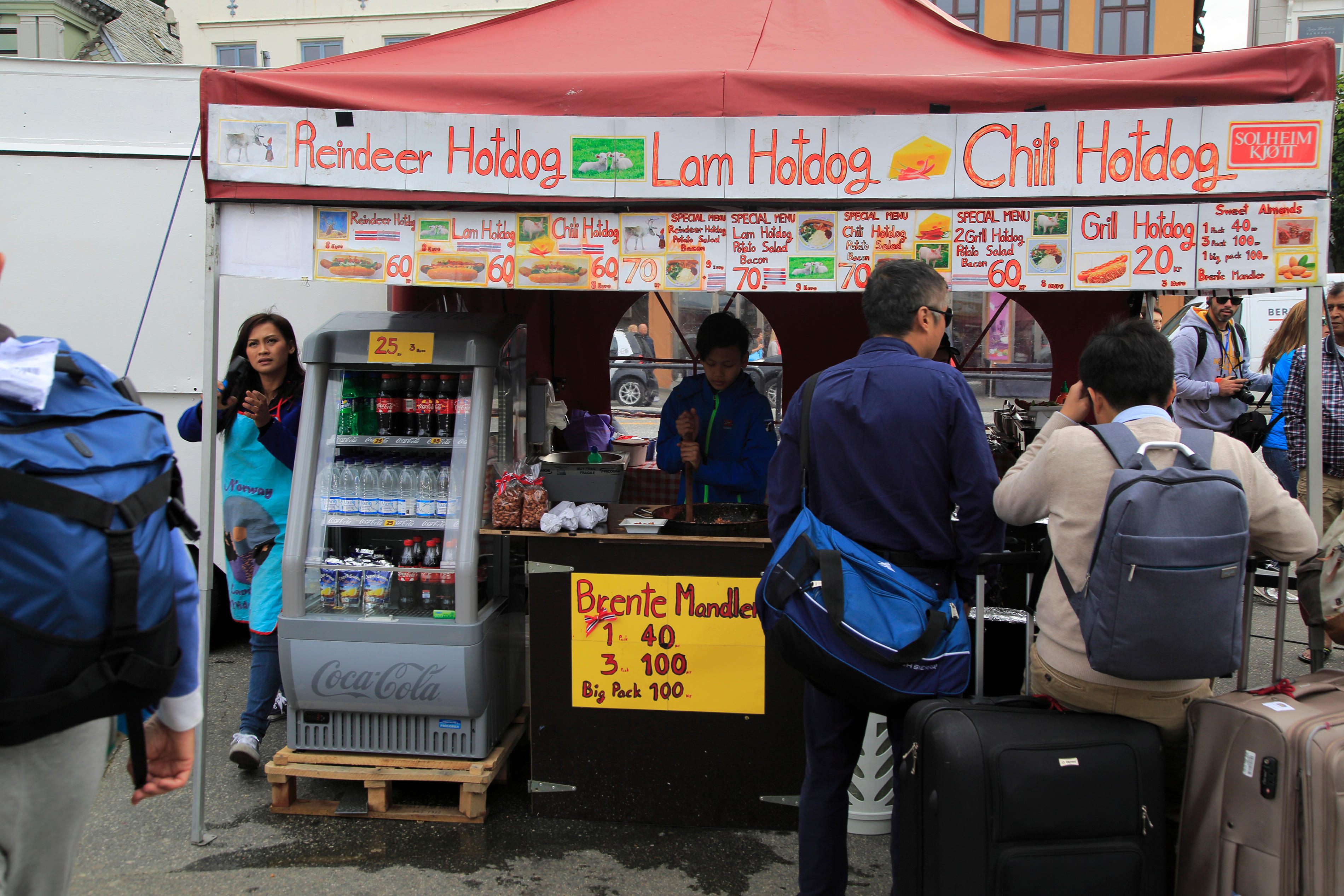 Stand de vente de saucisses et de hot-dogs à Bergen, en Norvège. 