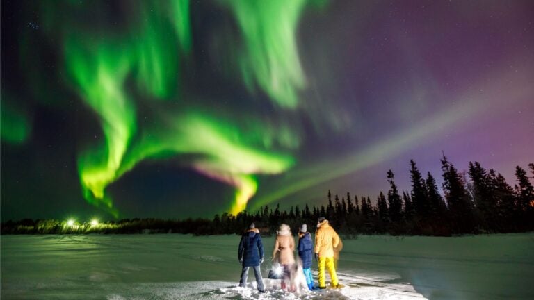 Groupe d'observation des aurores boréales à Tromsø, en Norvège.