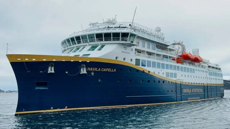 Navire de croisière côtière Havila Capella accostant à Ålesund, Norvège.