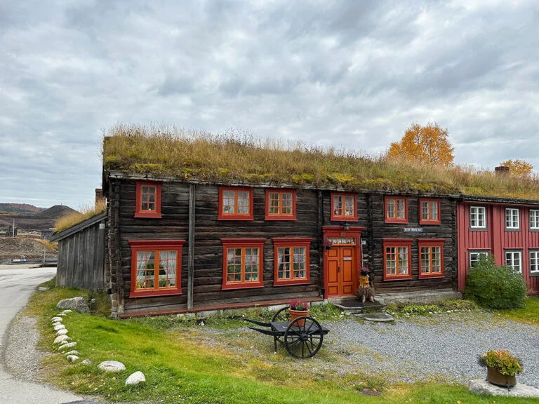 Maison célèbre sur Kjerkgata à Røros en automne.