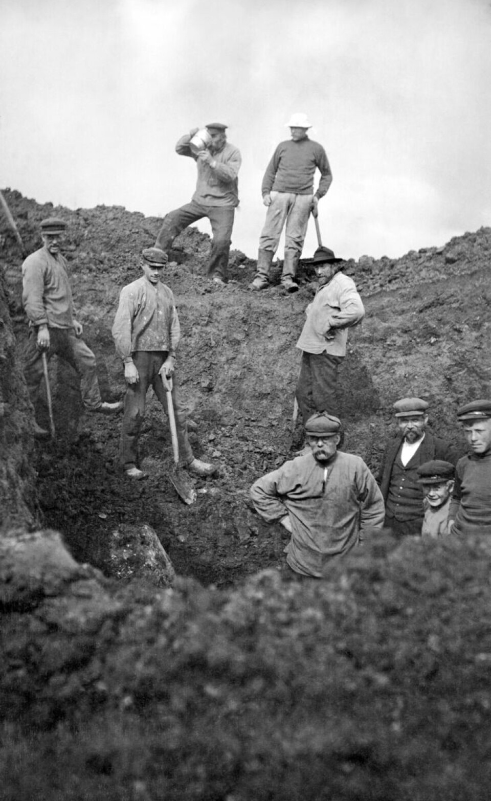 Haakon Shetelig a fouillé le tumulus de Salhushaugen en 1906 et 1912. Haakon Shetelig a fouillé le tumulus de Salhushaugen en 1906 et 1912.