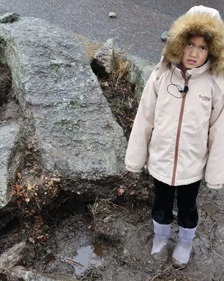 Une fillette de 8 ans met au jour une dague datant de l'âge de pierre près de son école en Norvège - 4
