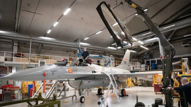 En Norvège, 12 F-16 prêts au combat vieillissent dans des hangars 9 En Norvège, 12 F-16 prêts au combat et profondément modernisés vieillissent.