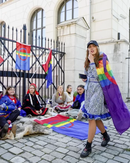 En Norvège, des Samis autochtones manifestent devant le bureau du premier ministre pour protester contre un parc éolien - 1
