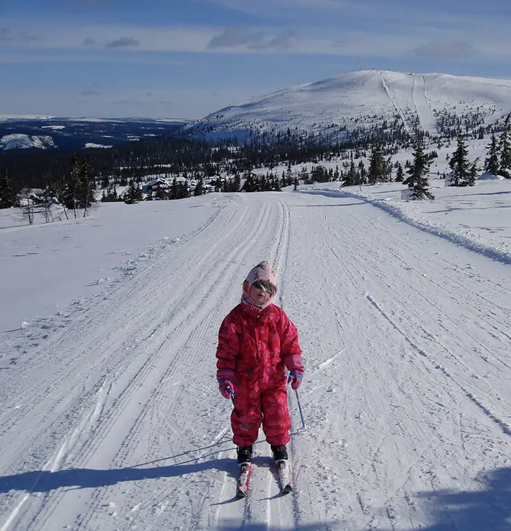 Un jeune enfant fait du ski de fond en Norvège