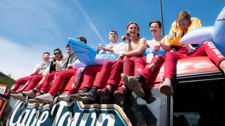 Un groupe de russ norvégiens faisant la fête à Arendal en 2019. Photo : Patnaree Asavacharanitich / Shutterstock.com.