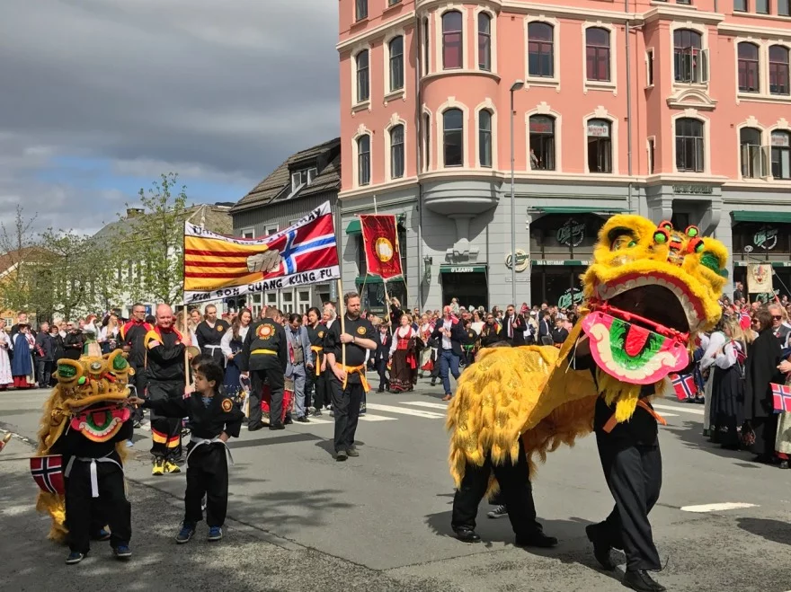 Défilé coloré du syttende mai à Trondheim, Norvège.