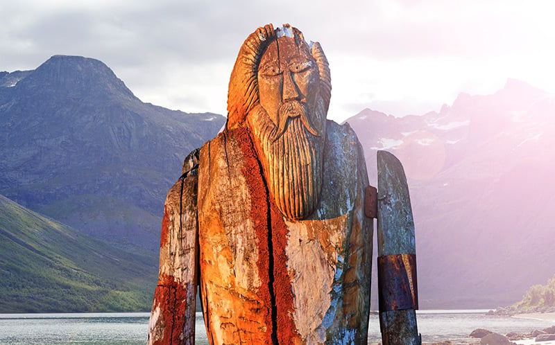Dieu nordique Odin au bord d'un fjord