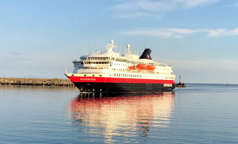 MS Nordnorge arrivant à Lofoten.