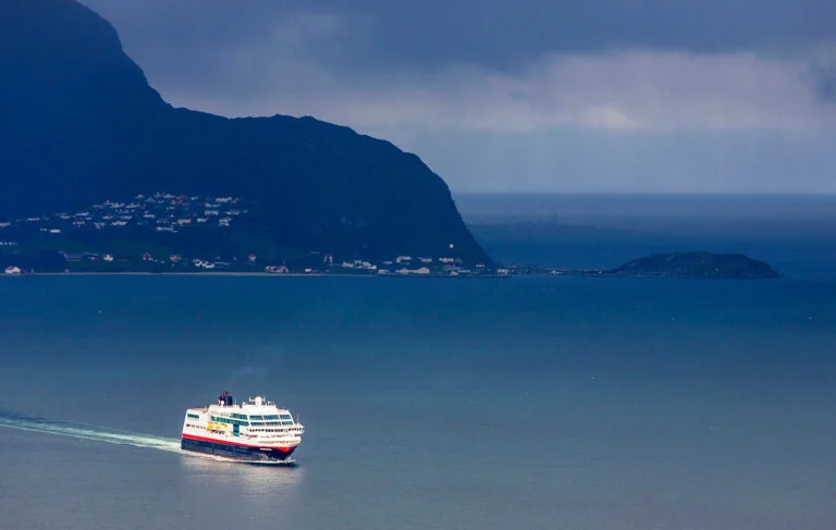 Navire Hurtigruten près d'un rivage en Norvège.