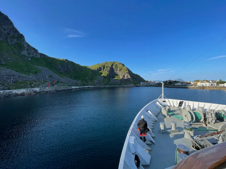 Approche de Stamsund dans les îles Lofoten à bord du MS Nordnorge.