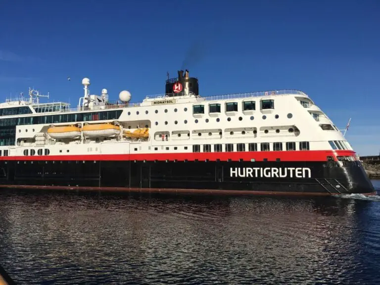 Midnatsol, navire de Hurtigruten.