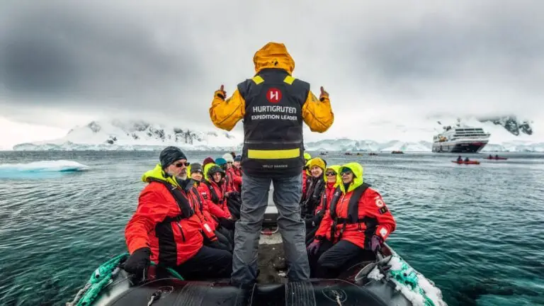 L'équipe d'Hurtigruten Expeditions à bord d'une petite embarcation, avec le MS Maud en arrière-plan. Photo : Karsten Bidstrup / Hurtigruten Expeditions.