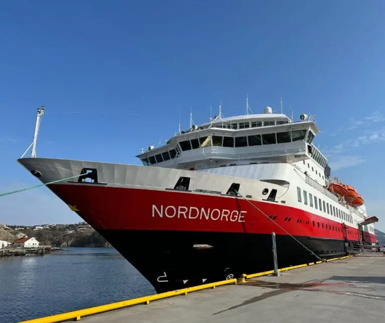 Le Nordnorge de Hurtigruten à quai à Kristiansund, en Norvège.