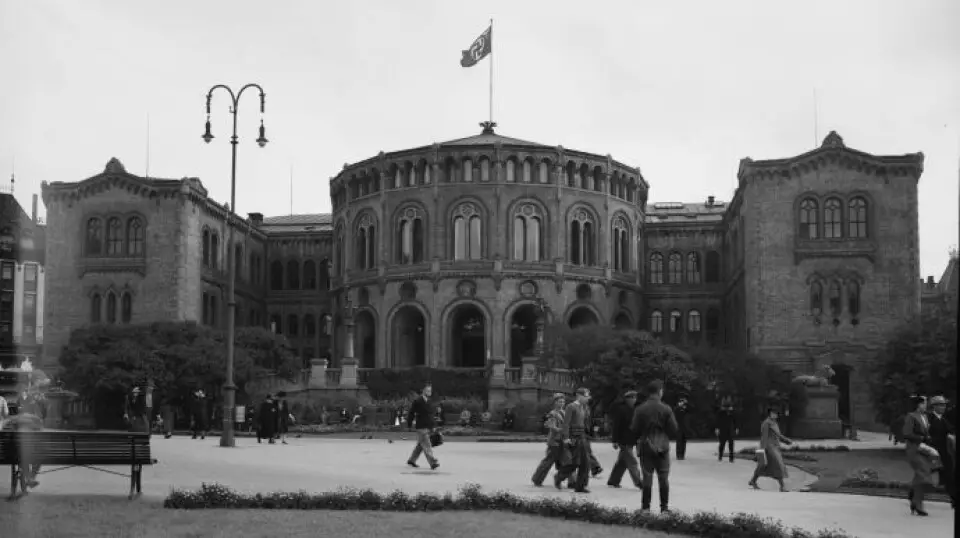 Le parlement norvégien avec le drapeau de l'Allemagne nazie. Le parlement norvégien avec le drapeau de l'Allemagne nazie.