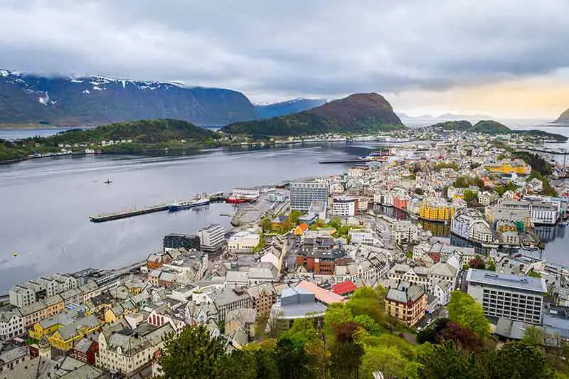 Ligne d'horizon et paysage urbain d'Alesund, Norvège, par temps nuageux