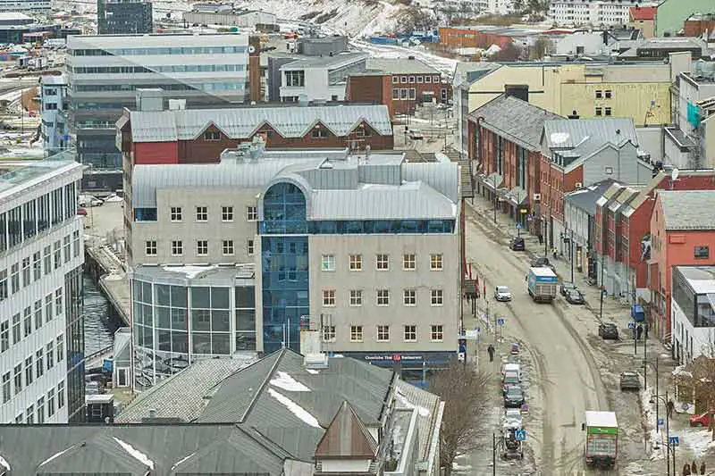 Vue aérienne de la ville de Bodo en Norvège avec une route principale très fréquentée