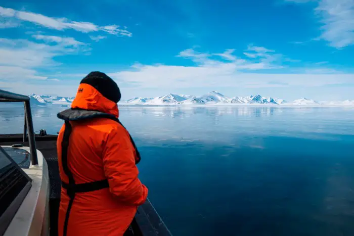 La Norvège ne reculera pas devant les dilemmes de la transition écologique 5 Un passager à bord d'un bateau touristique hybride se fraye un chemin dans la glace de mer dans la baie de Borebukta, située au nord-ouest d'Isfjorden, dans l'archipel du Svalbard.
