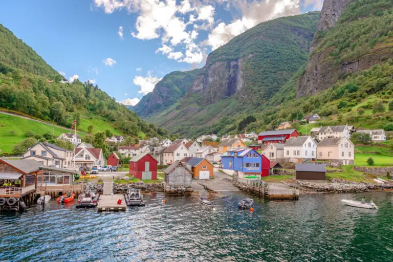 Vue du village d'Undredal depuis le fjord. Photo : Apostolis Giontzis / Shutterstock.com.