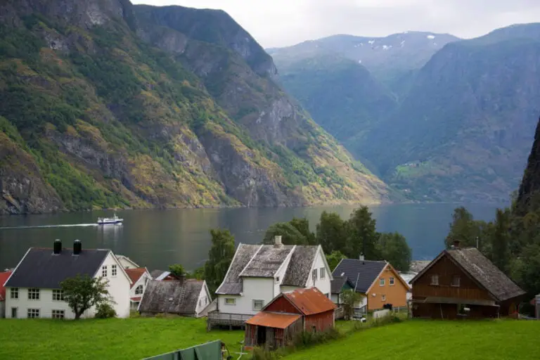 Vue sur le fjord norvégien d'Aurlands depuis le village d'Undredal.