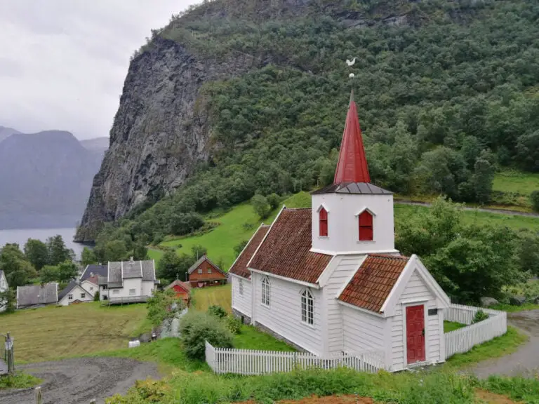 L'église à douves d'Undredal dans la région de Fjord en Norvège.
