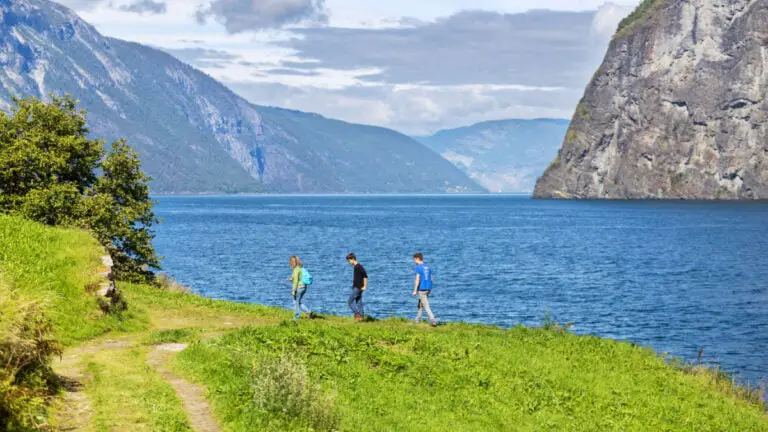 Groupe en randonnée sur les rives de l'Aurlandsfjord, Norvège.