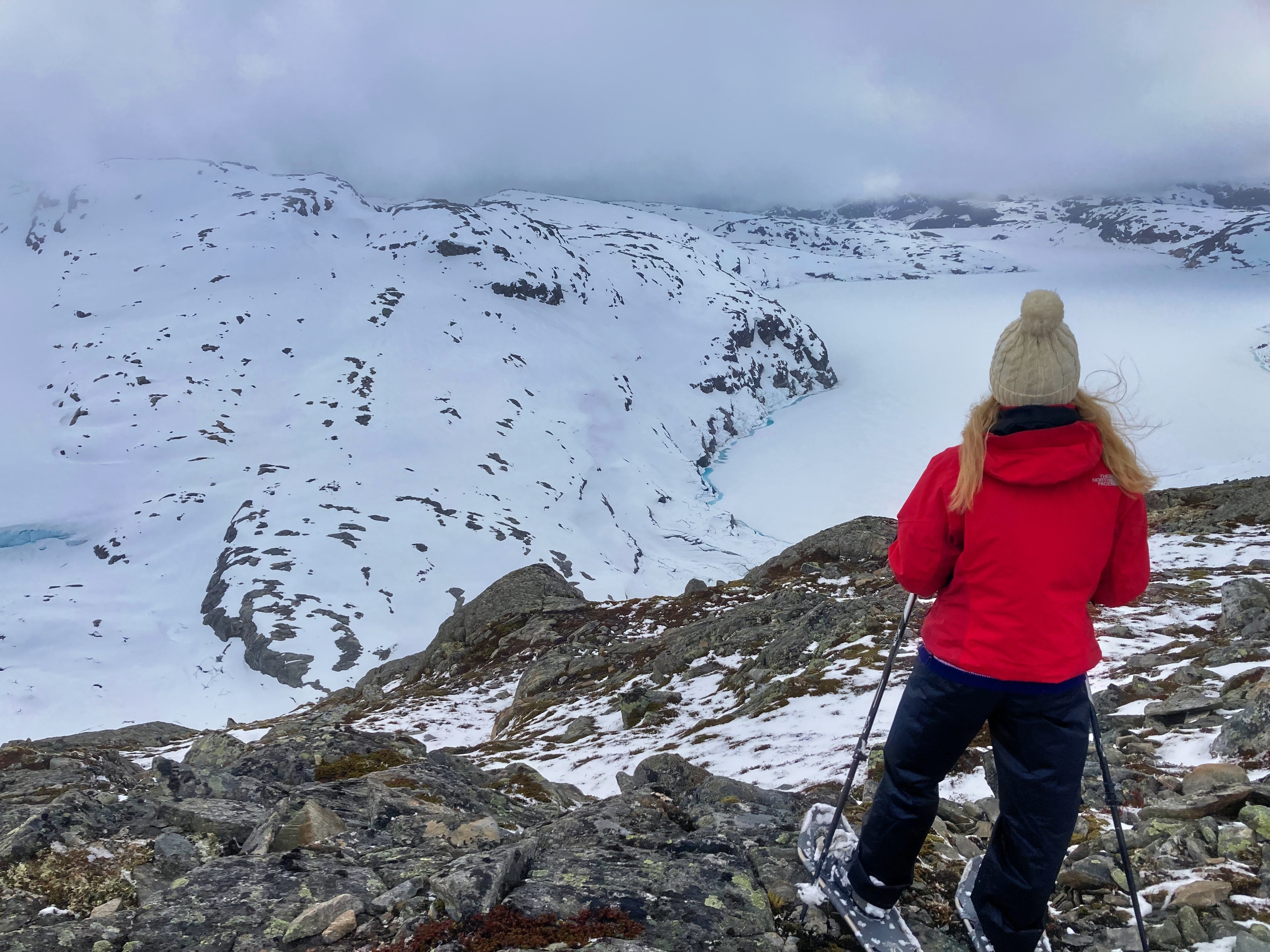 Balade à la découverte d'un fjord du sud de la Norvège 16 L'auteure faisant de la raquette en Norvège dans sa tenue polaire.