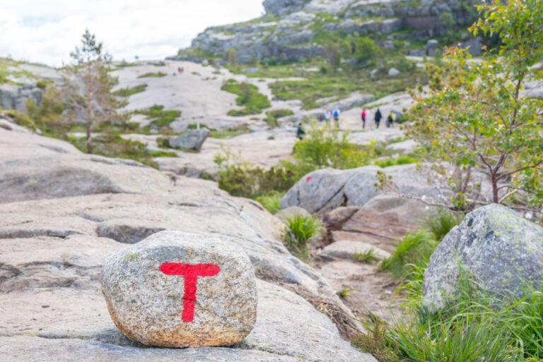 Le guide complet de Stavanger en 2023, Norvège 64 Un sentier de randonnée balisé près de Stavanger, en Norvège.