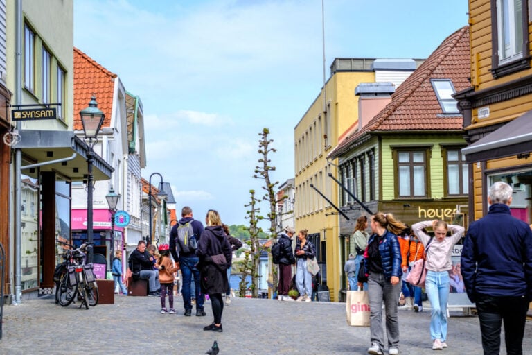 Le guide complet de Stavanger en 2023, Norvège 68 Des habitants du centre ville de Stavanger. Photo : Richard M Lee / Shutterstock.com.