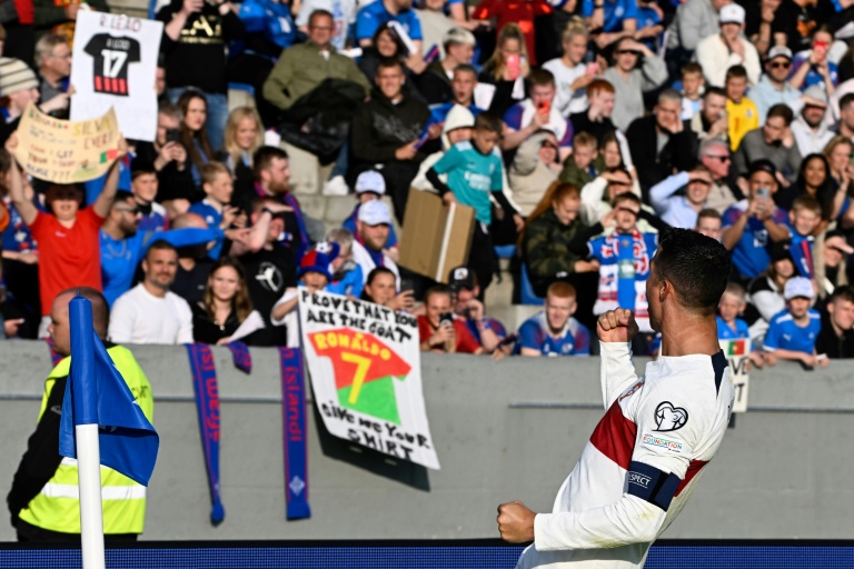 Ronaldo marque sa 200e sélection avec le Portugal en marquant le but de la victoire. 4 Ronaldo marque sa 200e sélection avec le Portugal en marquant le but de la victoire. - 3