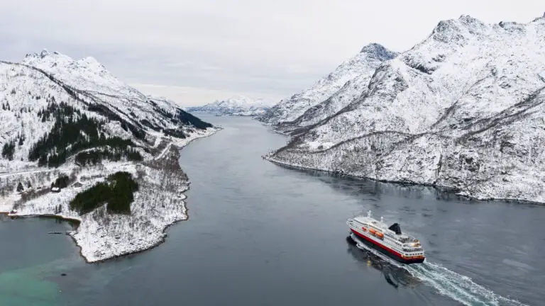 Bateau de croisière Hurtigruten entrant dans le Trollfjord en Norvège.