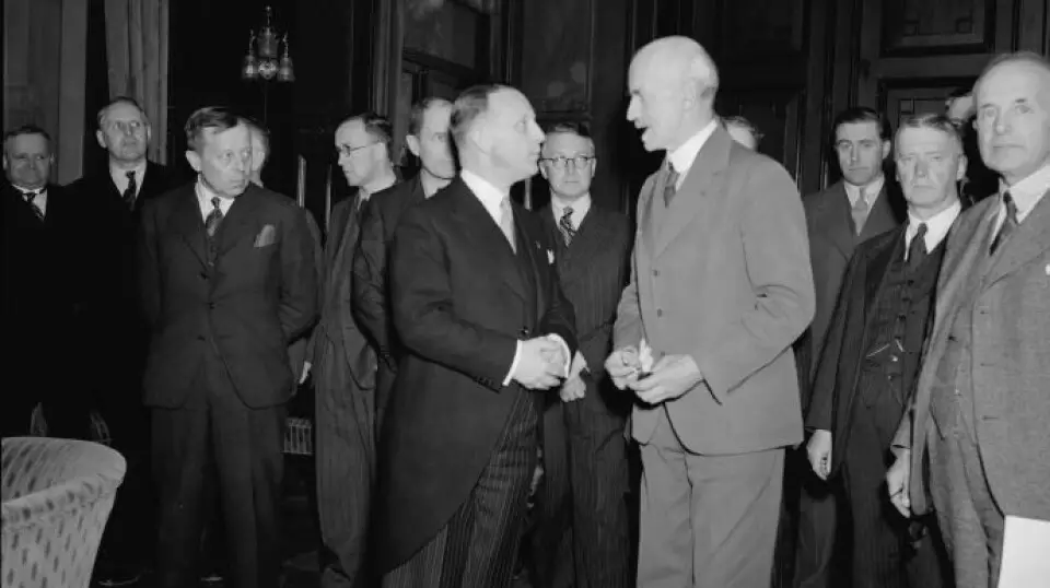Le gouverneur du comté et chef du conseil administratif, Ingolf Elster Christensen, avec Curt Bräuer (à gauche) et le juge de la Cour suprême, Paal Berg (à droite). Le gouverneur du comté et chef du conseil administratif Ingolf Elster Christensen, Curt Bräuer (à gauche) et le juge de la Cour suprême Paal Berg (à droite).