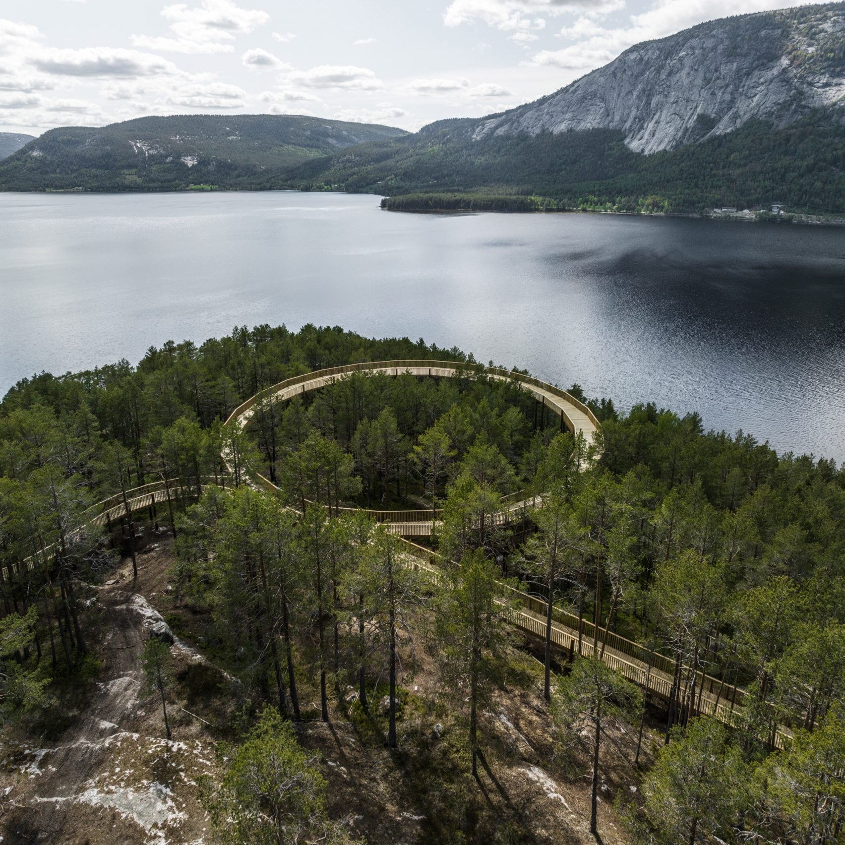 Une passerelle accessible dans les arbres à travers le parc Hamaren en Norvège 18 Une passerelle accessible dans les arbres à travers le parc Hamaren en Norvège - 17