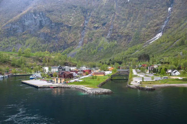 Le guide ultime pour visiter Flåm, Norvège 54 Vue de Flåm depuis l'Aurlandsfjord.