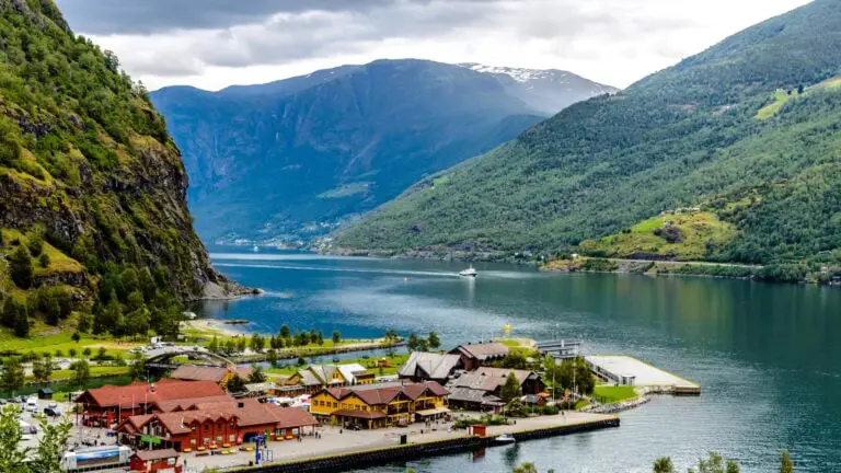 Image du front de mer de Flåm, en Norvège.