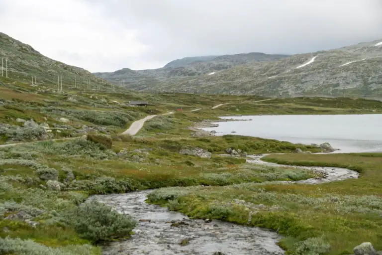 Piste cyclable Rallarvegen dans les montagnes norvégiennes.