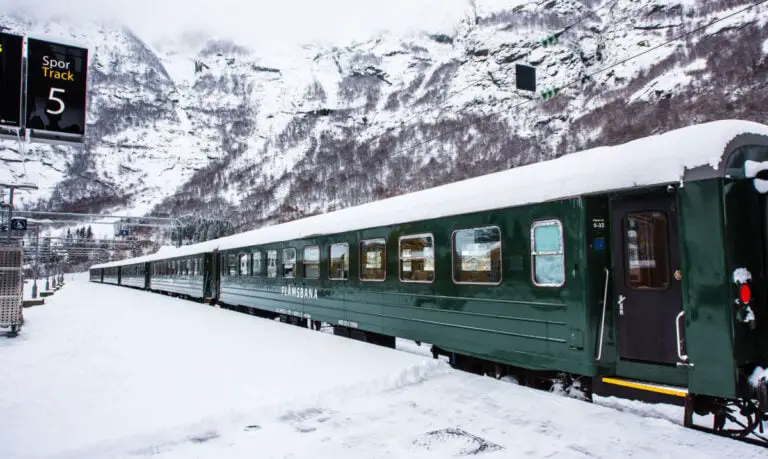 Le guide ultime pour visiter Flåm, Norvège 70 Chemin de fer de Flåm en hiver. Photo : In Green / Shutterstock.com.