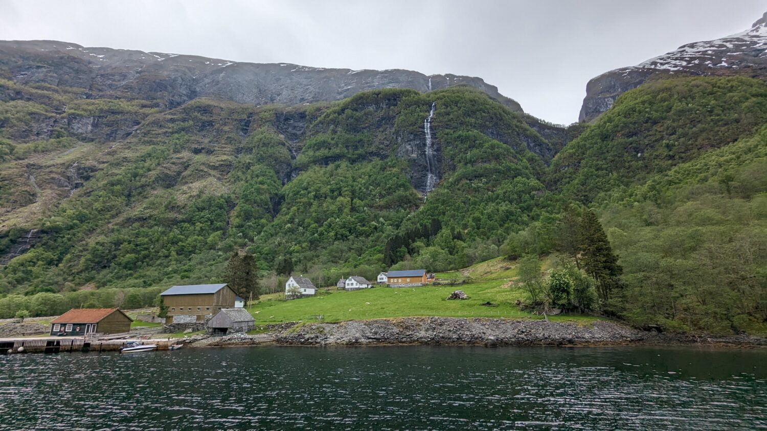 Ferme le long du naeroyfjord