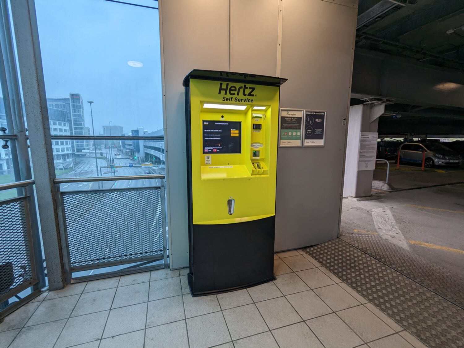 Kiosque libre-service Hertz