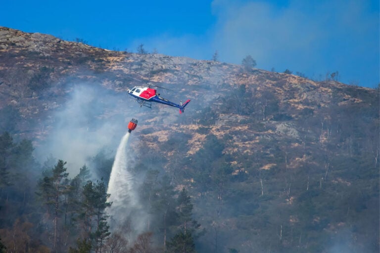Les grillades publiques sont interdites alors que la Norvège est en proie à la chaleur estivale 20 Hélicoptère luttant contre un feu de forêt en Norvège.
