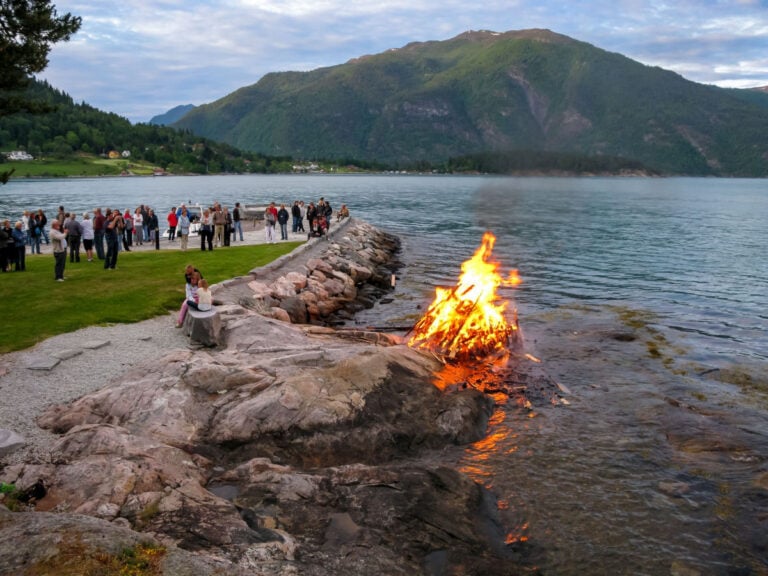Les grillades publiques sont interdites alors que la Norvège est en proie à la chaleur estivale 22 Feu de joie au milieu de l'été à Balestrand, en Norvège. Photo : TasfotoNL / Shutterstock.com.