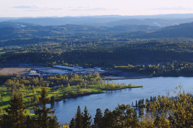 Les grillades publiques sont interdites alors que la Norvège est en proie à la chaleur estivale 24 Forêt et lac dans les environs d'Oslo, Norvège.