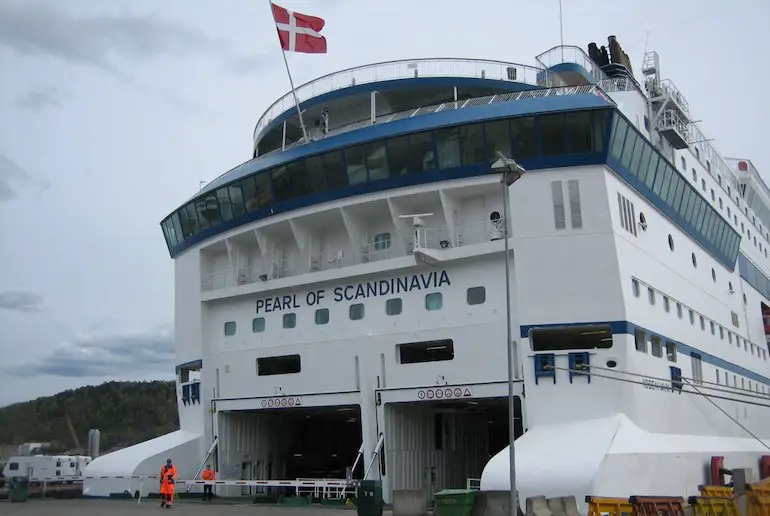 Prendre le ferry du Royaume-Uni vers la Norvège 34 Un car-ferry quotidien relie Copenhague à Oslo, mais vous ne pouvez pas vous rendre en Norvège directement depuis la Grande-Bretagne.